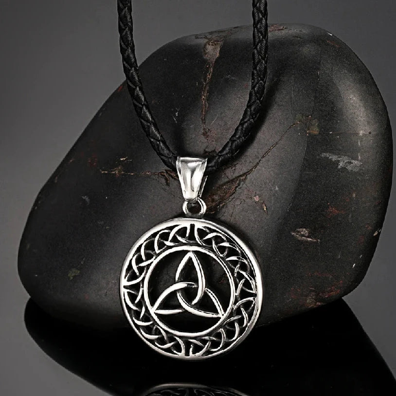 TRIQUETRA PENDANT NECKLACE - Vikingborne